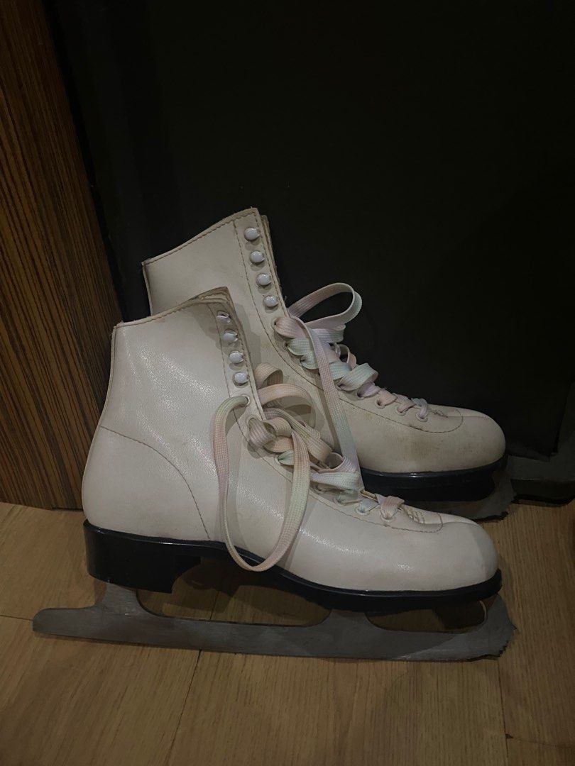 Ice skating gear (Category: Skates, Rollerblades & Scooters) located in Rizal. Submitted by gevigi18 (Listing ID 1339208981, Image 2). Description: Negotiable sa sure buyer Size 7.5 womens regular shoes.