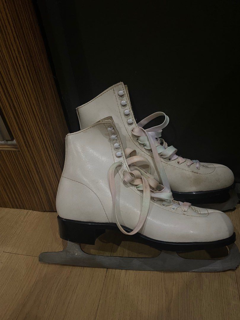 Ice skating gear (Category: Skates, Rollerblades & Scooters) located in Rizal. Submitted by gevigi18 (Listing ID 1339208981, Image 1). Description: Negotiable sa sure buyer Size 7.5 womens regular shoes.