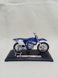 Maisto 1:18 scale motorcycle set