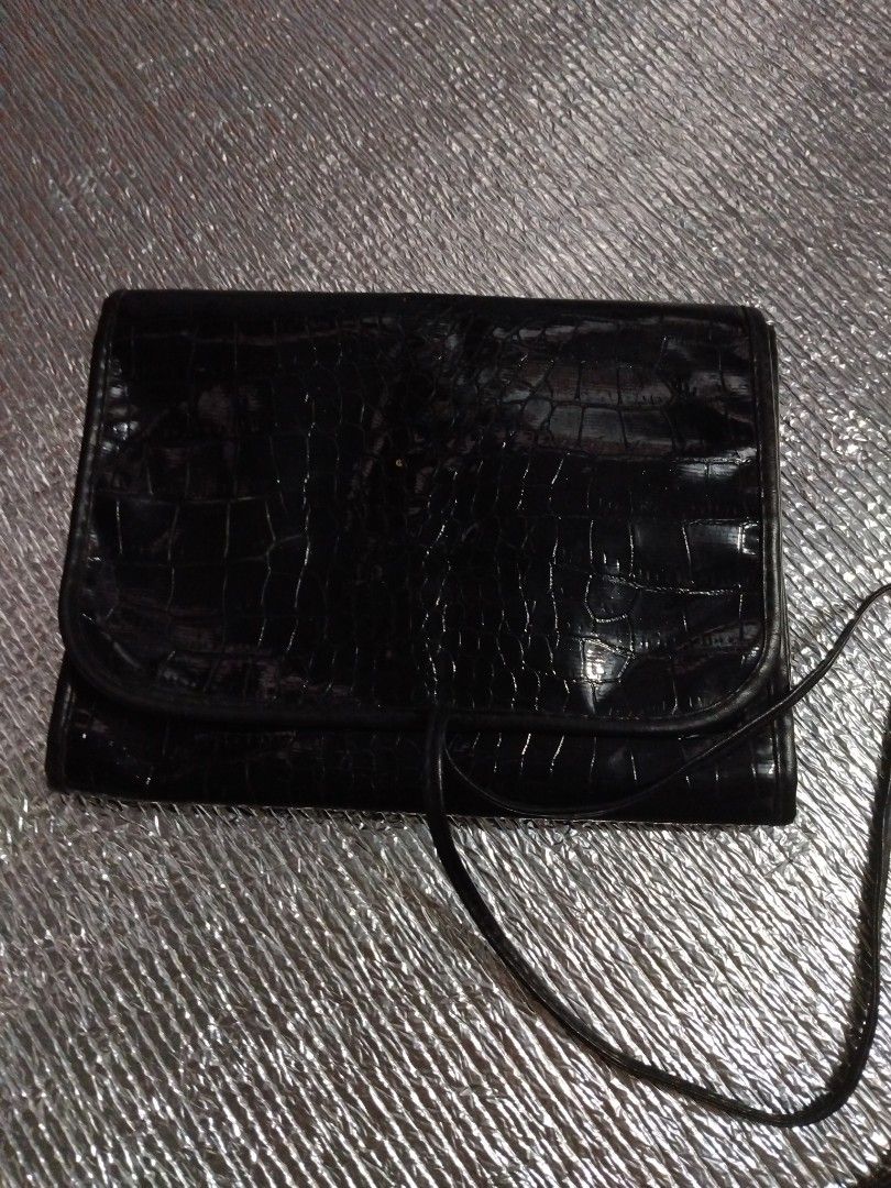 Make up brush organizer (Category: Makeup) located in Quezon City. Submitted by plutus08 (Listing ID 1339262781, Image 1). Description: black make up brush organizer 33 brush slat.