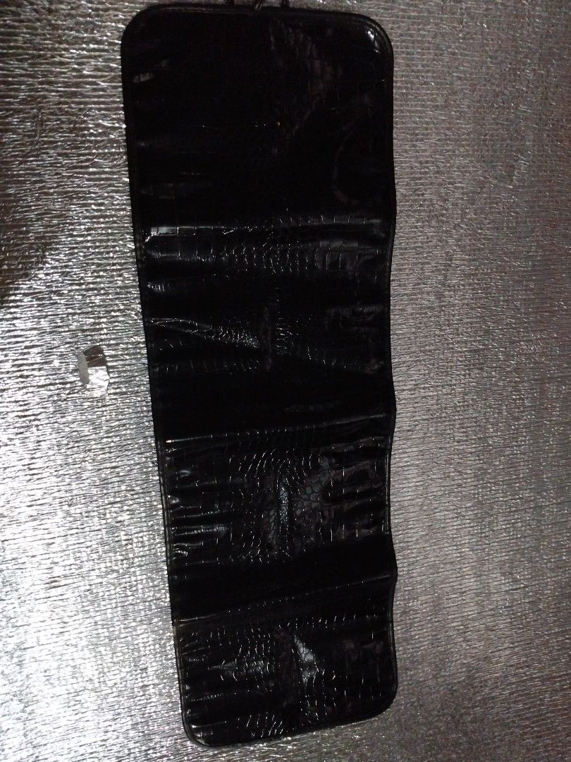 Make up brush organizer (Category: Makeup) located in Quezon City. Submitted by plutus08 (Listing ID 1339262781, Image 3). Description: black make up brush organizer 33 brush slat.