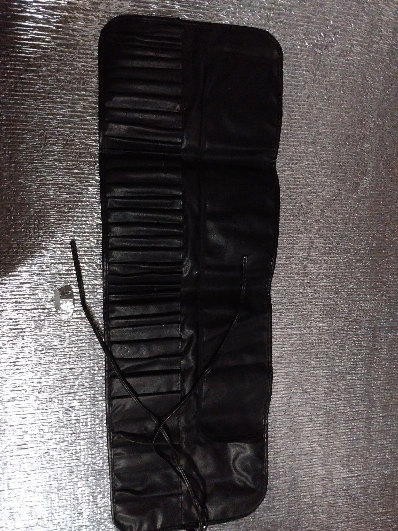 Make up brush organizer (Category: Makeup) located in Quezon City. Submitted by plutus08 (Listing ID 1339262781, Image 2). Description: black make up brush organizer 33 brush slat.