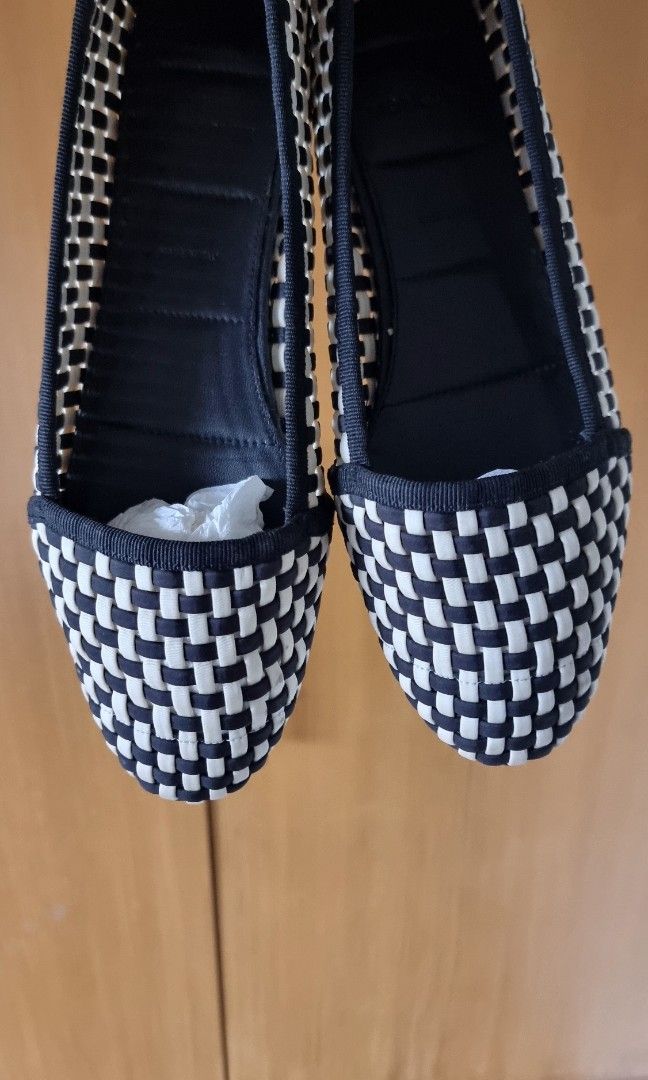 Ballet flats - Moncler (Category: Flats & Sandals) located in Silang. Submitted by secondsssssss (Listing ID 1334316596, Image 3). Description: no visible flaws. best fits 23cm.