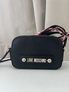 (Category: ) located in . Submitted by ohmydiorcloset (Listing ID 1339255582, Image 1). Description: .