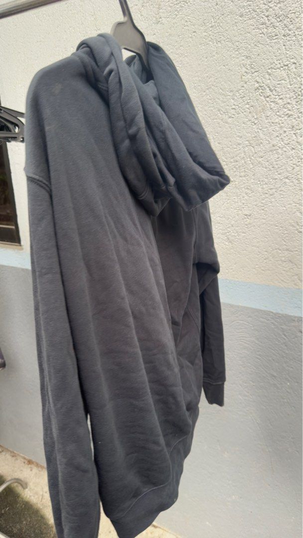 Nike Essentials Y2K hoodie (Category: Coats, Jackets and Outerwear) located in Navotas City. Submitted by papi404 (Listing ID 1339253918, Image 3). Description: Walang issue Ginamit lang ng ilang beses Needs ironing M on Tag Bought from Nike Store.