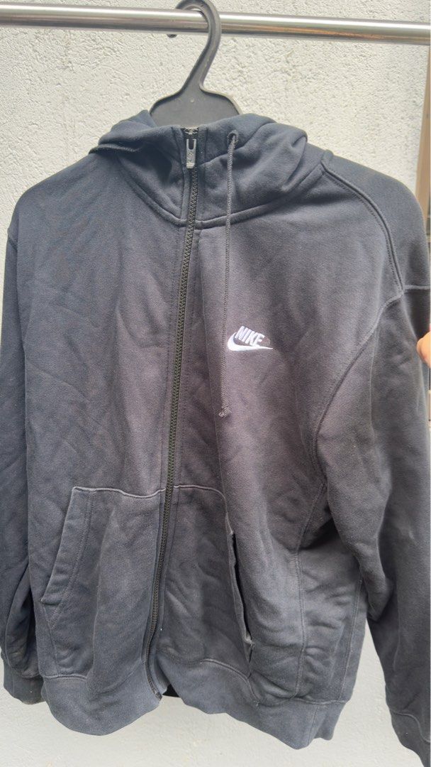 Nike Essentials Y2K hoodie (Category: Coats, Jackets and Outerwear) located in Navotas City. Submitted by papi404 (Listing ID 1339253918, Image 1). Description: Walang issue Ginamit lang ng ilang beses Needs ironing M on Tag Bought from Nike Store.