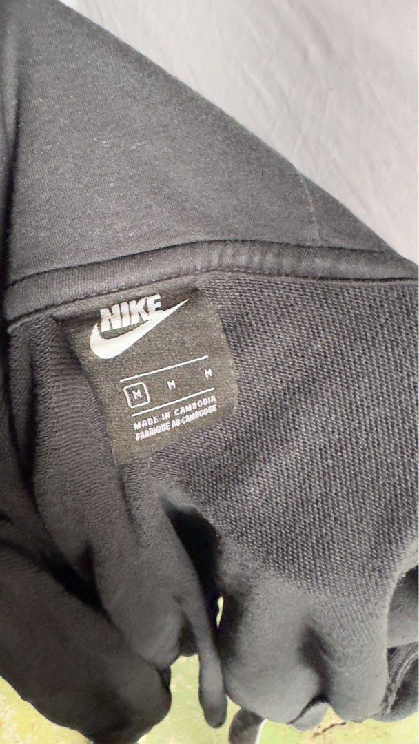 Nike Essentials Y2K hoodie (Category: Coats, Jackets and Outerwear) located in Navotas City. Submitted by papi404 (Listing ID 1339253918, Image 2). Description: Walang issue Ginamit lang ng ilang beses Needs ironing M on Tag Bought from Nike Store.