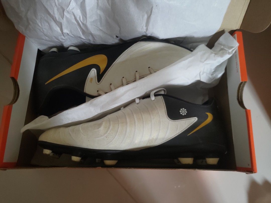 NIKE Phantom GX II White/Black/Gold (Category: Sneakers) located in Muntinlupa City. Submitted by solluna11 (Listing ID 1339233958, Image 3). Description: Used once in a football tournament at work Size: 10 UK 9 BR 42 CM 28 EUR 44 Perfect Condition but needs cleaning Bought in Bootcamp Football Camp - Fort April 2024 Lost Receipt With paper bag and shoe box P.S. this is my dad's shoes, i'm just helping him to sell it ☺️.