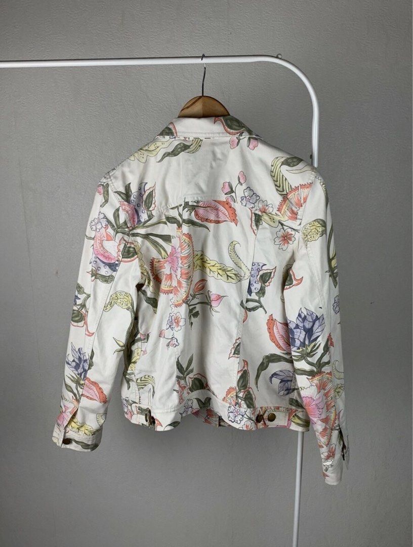 Ralph Lauren Floral Denim Jacket (Category: Coats, Jackets and Outerwear) located in Taguig. Submitted by stxff_ (Listing ID 1339350467, Image 2). Description: Original Ralph Lauren floral denim jacket—has some flaws on the back part of the collar but not so noticeable Size: XS Fits up to S Price slightly negotiable—pre-loved listings of this go up to ₱2500 so please keep that in mind. No lowballers Flaws: Staining at the back collar .