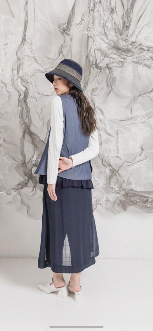 Rococo （分類：其他下身）位於 Hong Kong。 由 ehk120 提交（商品編號 1339306809，圖片 3）。簡介： Rococo 黑色 L 碼濶裙褲，款式特別，永不過時，買回來拆牌手洗過一次，後在家試穿一次，款式好靚，但size 唔啱唯有放售 圖4-5為實物相片，因為黑色褲影相睇唔清及有色差，附上圖1-3 為官方相片，作款式參考 價格已包本地順豐自取/櫃。