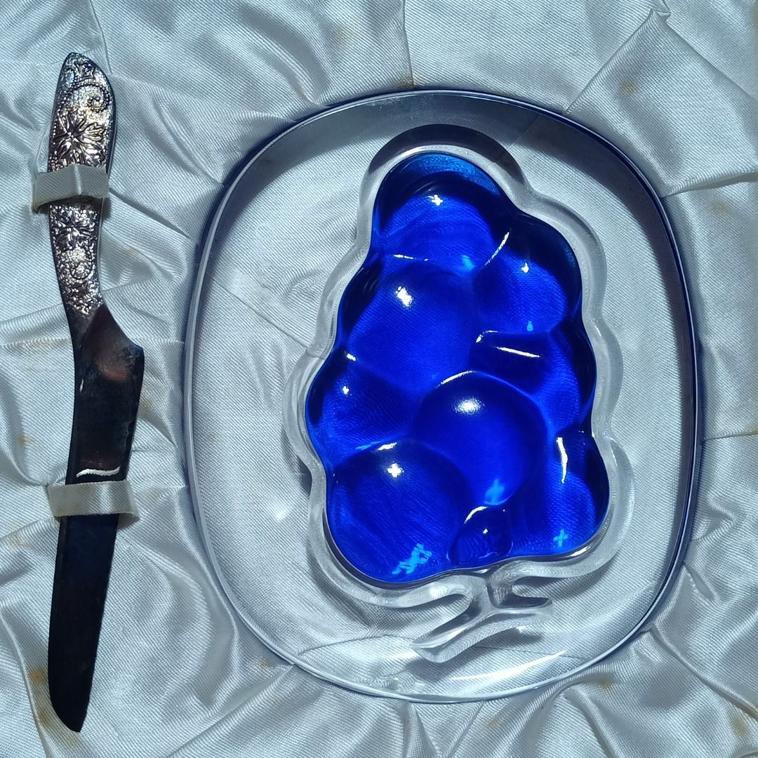 WAKO GINZA GLASS CHEESEBOARD (Category: Knives & Chopping Boards) located in Makati City. Submitted by nyxhemera26 (Listing ID 1339362598, Image 2). Description: WAKO GINZA GLASS CHEESEBOARD • NEW BUT OLD STOCK / SOME TARNISHING ON KNIFE, CHECK PHOTOS PRIOR BUYING • LAST PHOTO IS FOR REFERENCE ONLY.
