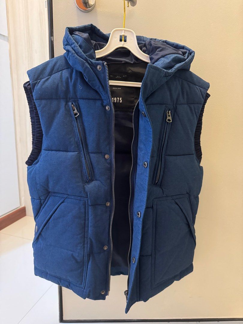 Winter jacket (Category: Coats, Jackets and Outerwear) located in Singapore. Submitted by orisis (Listing ID 1339201580, Image 1). Description: Brand new. Wear in style while u travel 👍🏻🍀.