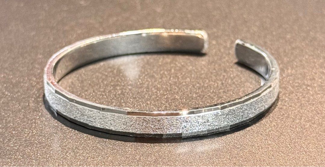 Solid silver bangles (Category: Bracelets) located in Singapore. Submitted by kai3133 (Listing ID 1341022275, Image 1). Description: 💫999 solid silver bangles. ————————————— Item A: Photo 1&2 (2pcs) Diameter:5.8cm Width:6mm Thickness:2mm Weight:23.5g ———————————— Item B: Photo 3&4 Diameter:58mm Width:14mm Thickness:2mm Weight:~51g ———————————— Item C: Photo 5&6 (2pcs) Diameter:58mm Width:12mm Thickness:1.5mm Weight:~31g ———————————— $45 each.Pri