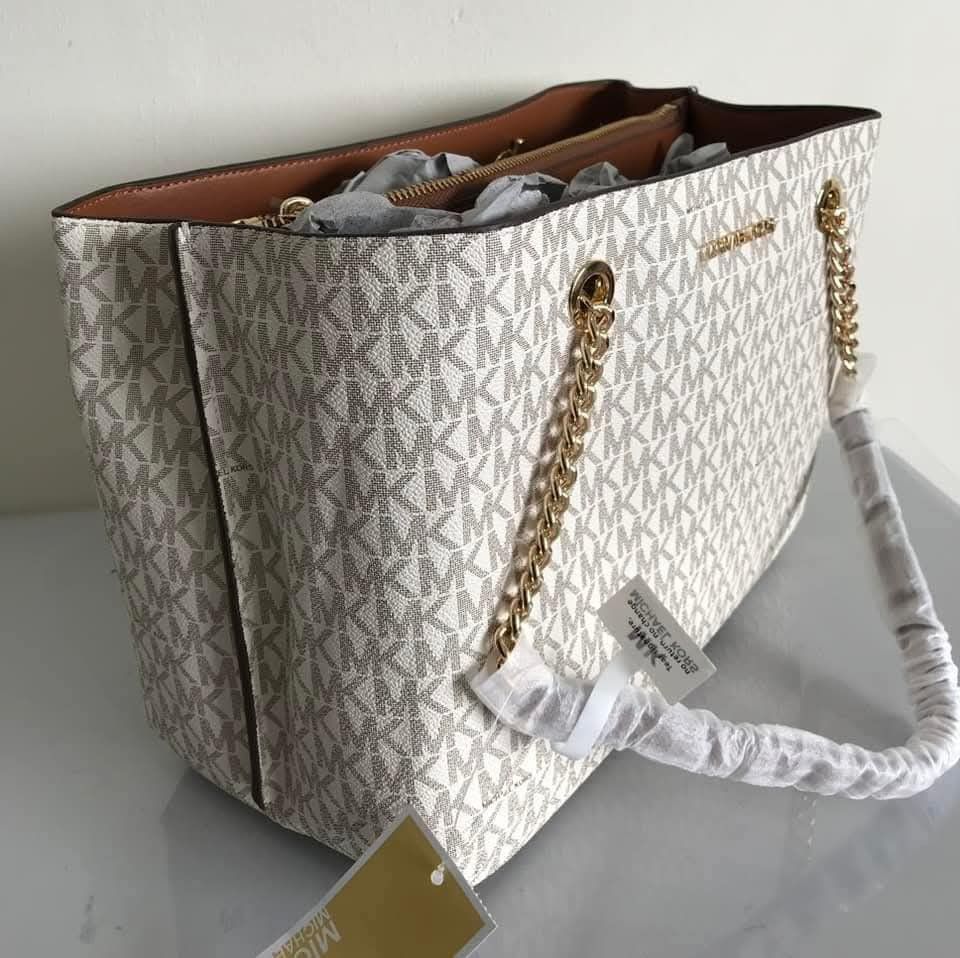 🍀 MK Teagen Satchel (Category: Luxury Bags & Wallets) located in Manila. Submitted by shan_kenz (Listing ID 1340879608, Image 3). Description: 🍀 MK Teagen Satchel ▪️ 30 x 23 x 15 💰P2,600 ▪️Actual photo ▪️Plus SF.