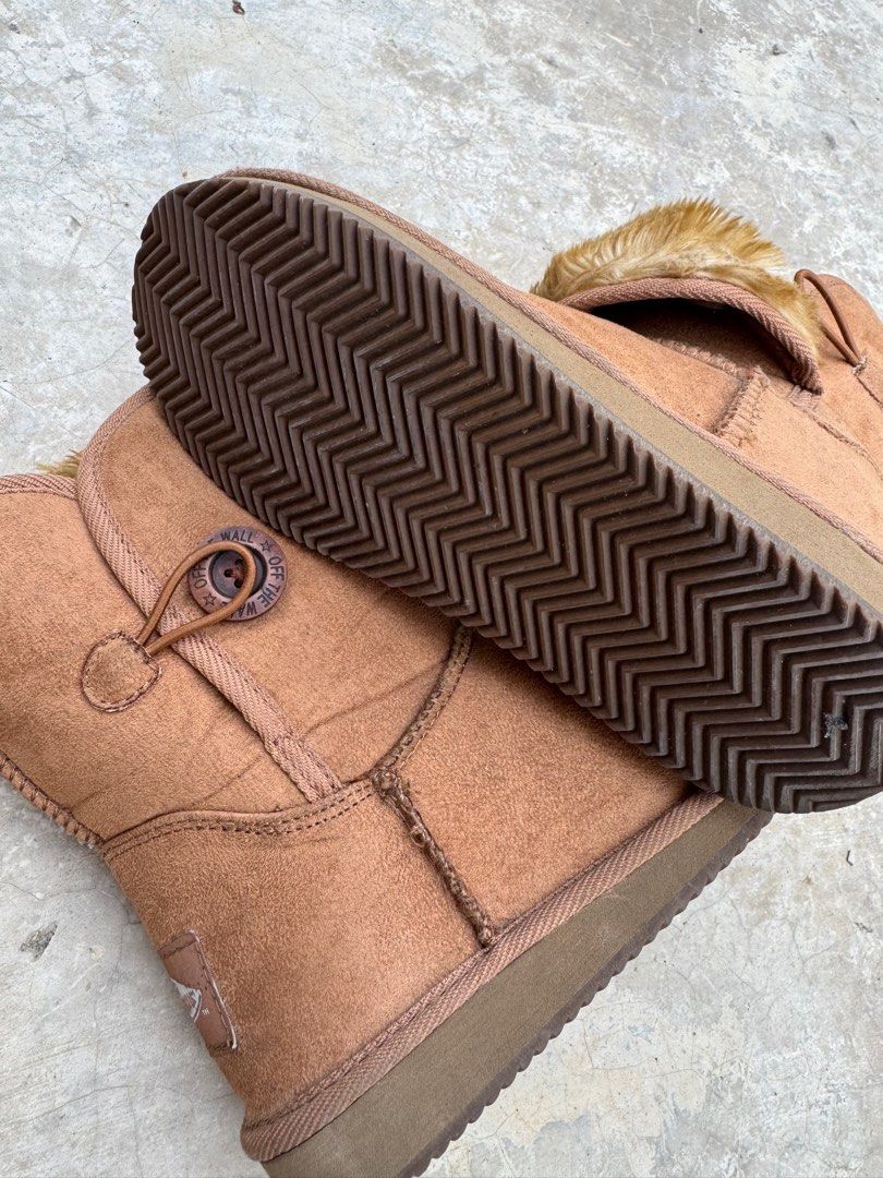 Authentic Vans Winter Boots (Category: Boots) located in Iloilo. Submitted by annaj21 (Listing ID 1340935192, Image 3). Description: 21cm Like New.