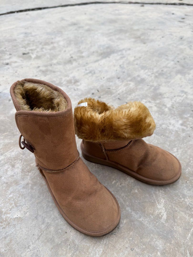 Authentic Vans Winter Boots (Category: Boots) located in Iloilo. Submitted by annaj21 (Listing ID 1340935192, Image 1). Description: 21cm Like New.