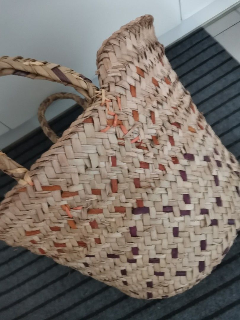 Baskets (Category: Other Home Decor) located in Kuala Lumpur. Submitted by cmfpopo (Listing ID 1340864298, Image 3). Description: This beautiful basket is from Dubai, large size make of strow grass. Suitable for the living room, bed room for you life plants, or the corner of stairs..