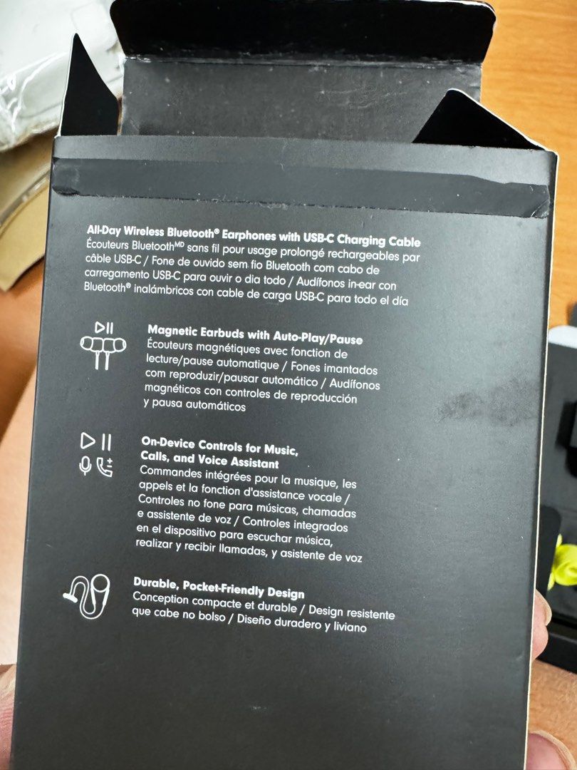 Beats flex (Category: Earphones) located in Quezon City. Submitted by ellamenopi (Listing ID 1340951696, Image 3). Description: Hardly used.