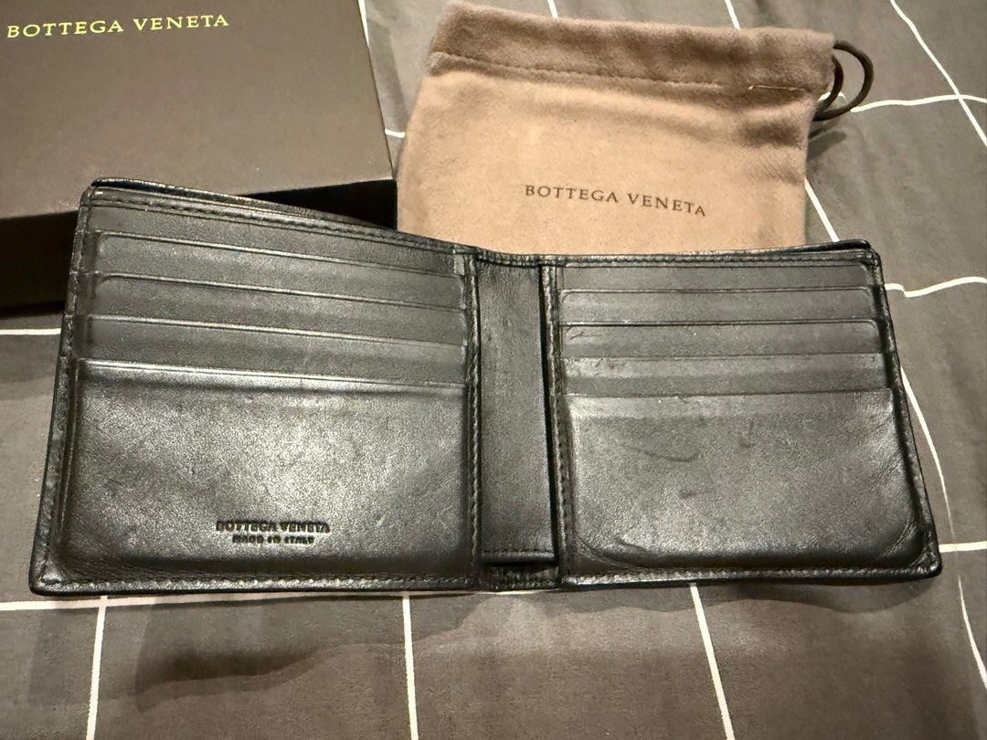 Bottega Veneta (Category: Luxury Bags & Wallets) located in Quezon City. Submitted by pathdz (Listing ID 1340904174, Image 2). Description: Bottega men’s wallet Black With box and dust bag.