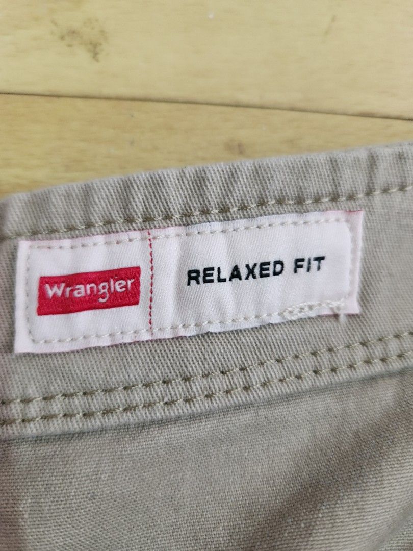 Cargo Shorts (Category: Shorts) located in Quezon City. Submitted by 1manwolfpack (Listing ID 1340913815, Image 2). Description: Wrangler US size 44.