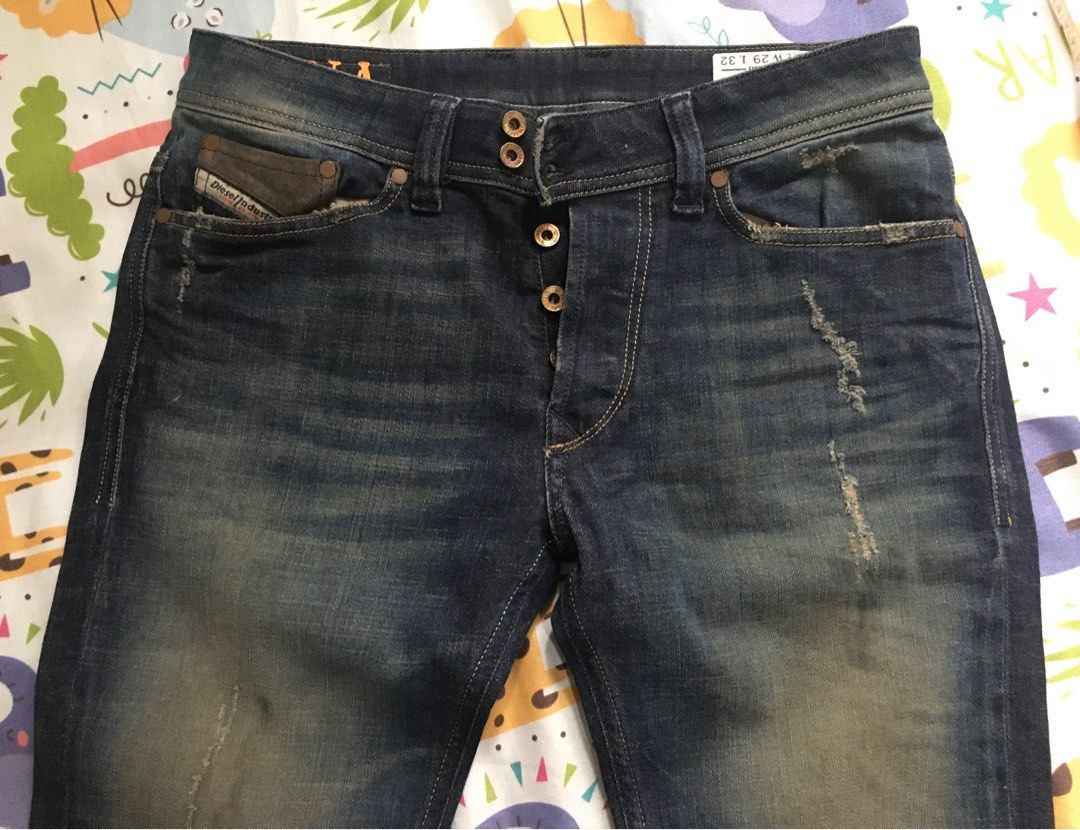 Diesel jeans (Category: Jeans) located in Manila. Submitted by mac1780 (Listing ID 1340923021, Image 3). Description: Diesel viker R-box distressed jeans Size 29x32 on tag stretch No alterations .