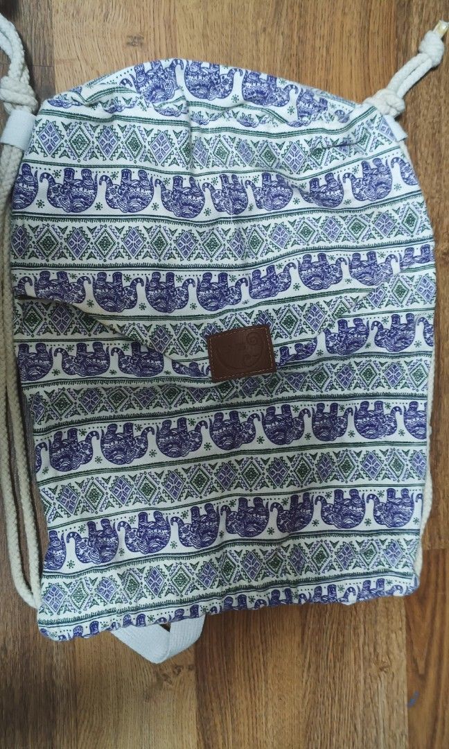 Drawstring bag (Category: Cross-body Bags) located in Singapore. Submitted by bbobbstar (Listing ID 1341016151, Image 1). Description: blue is smaller, purple can fit A3, blue A4.