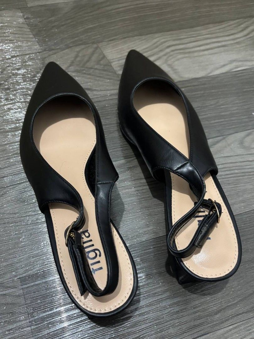Figlia Devon Slingback Heels (Category: Heels) located in Manila. Submitted by susime04 (Listing ID 1340972440, Image 1). Description: Figlia Devon Slingback Heels 100% Authentic Figlia Material: Synthetic Leather Heel Height: 1.5 Inches Size 40 Never used (as seen in soles).