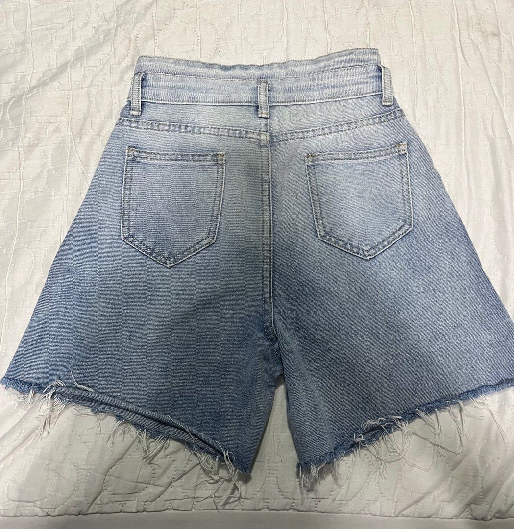Highwaist jorts (Category: Shorts) located in Malabon City. Submitted by manymoon (Listing ID 1340982007, Image 2). Description: Size 23 Length 16 Lightly used Zipper and buttons working.