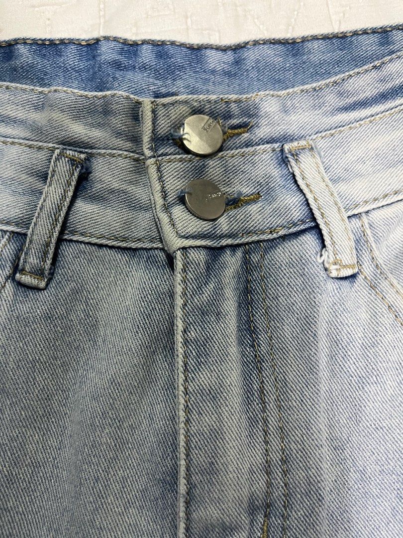 Highwaist jorts (Category: Shorts) located in Malabon City. Submitted by manymoon (Listing ID 1340982007, Image 3). Description: Size 23 Length 16 Lightly used Zipper and buttons working.