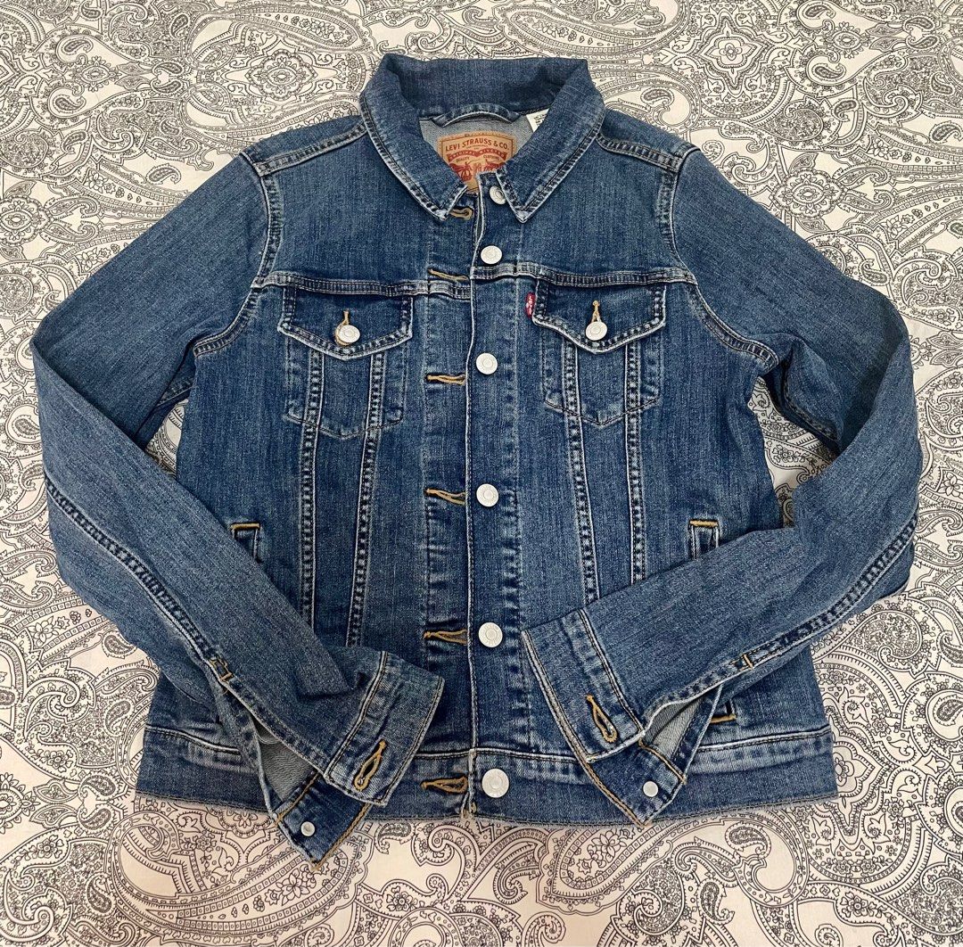 Levi’s denim jacket, medium wash - Medium (Category: Coats, Jackets and Outerwear) located in Naga. Submitted by Rveebee (Listing ID 1340935044, Image 1). Description: Levi’s denim jacket, medium wash, size Medium Unused, just stored .