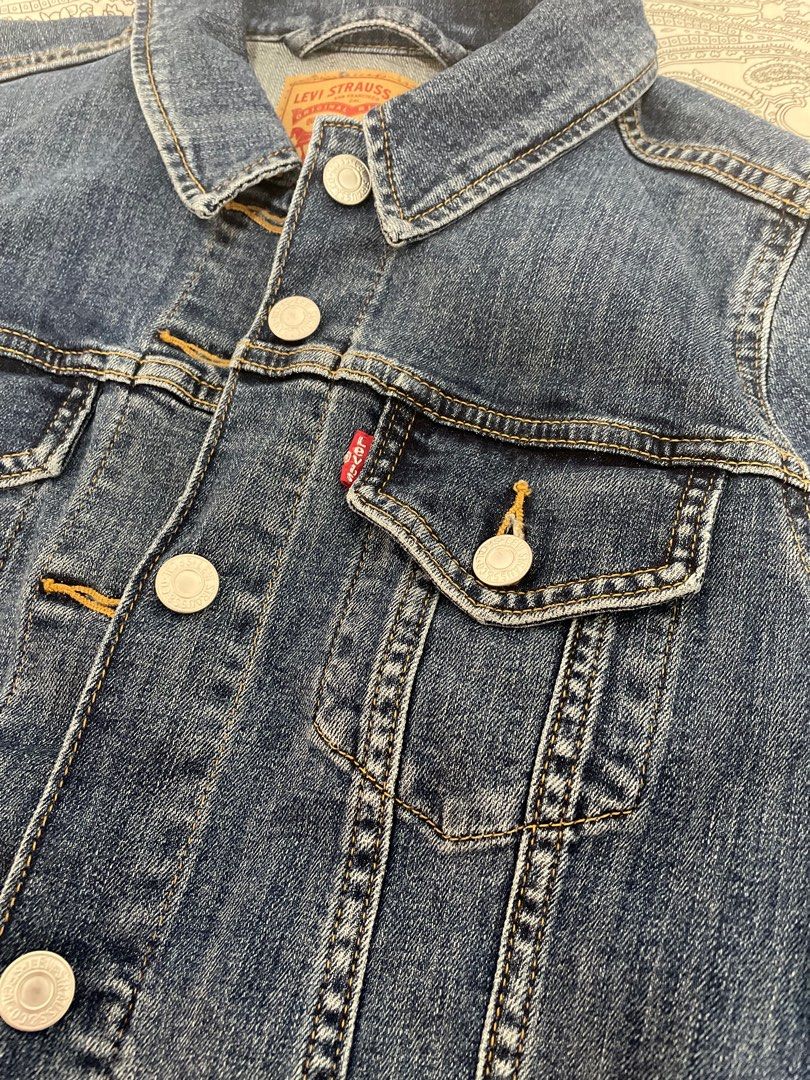 Levi’s denim jacket, medium wash - Medium (Category: Coats, Jackets and Outerwear) located in Naga. Submitted by Rveebee (Listing ID 1340935044, Image 2). Description: Levi’s denim jacket, medium wash, size Medium Unused, just stored .