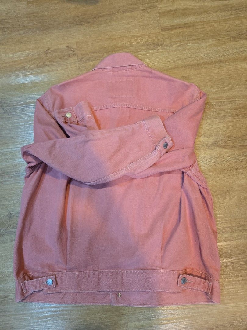 Levis Jacket (Category: Tshirts & Polo Shirts) located in Singapore. Submitted by samrio (Listing ID 1340986500, Image 3). Description: very rare in pink colour.