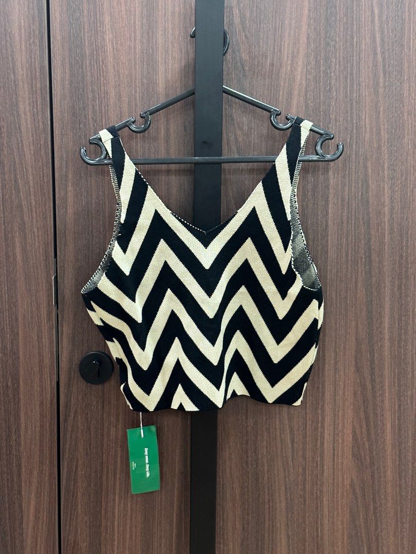 Patterned top (Category: Sleeveless) located in Singapore. Submitted by skwens (Listing ID 1340990758, Image 2). Description: .
