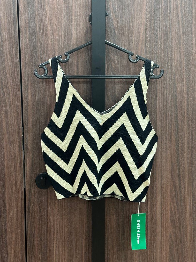 Patterned top (Category: Sleeveless) located in Singapore. Submitted by skwens (Listing ID 1340990758, Image 1). Description: .
