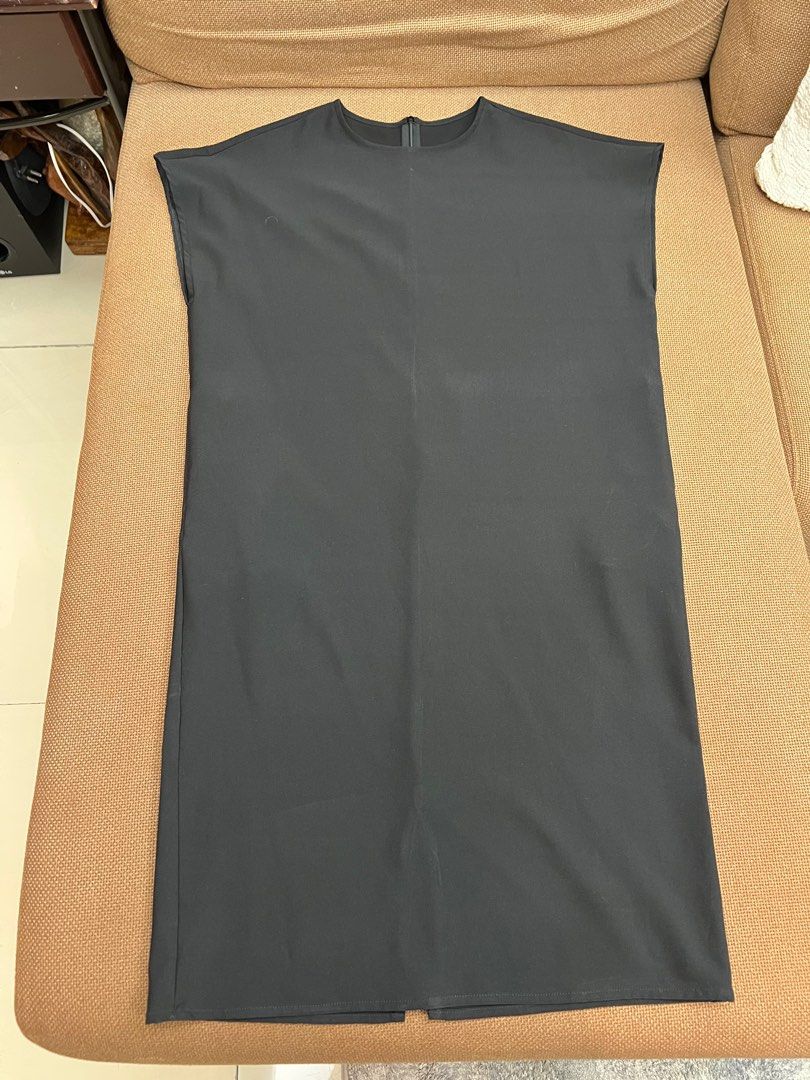 Pink Manila black shift dress (Category: Dresses) located in Pasay City. Submitted by netuy (Listing ID 1340984130, Image 1). Description: Black shift dress. Size xs. Can fit small to medium. With side pockets & back zipper. Knee length and slit at the back. .