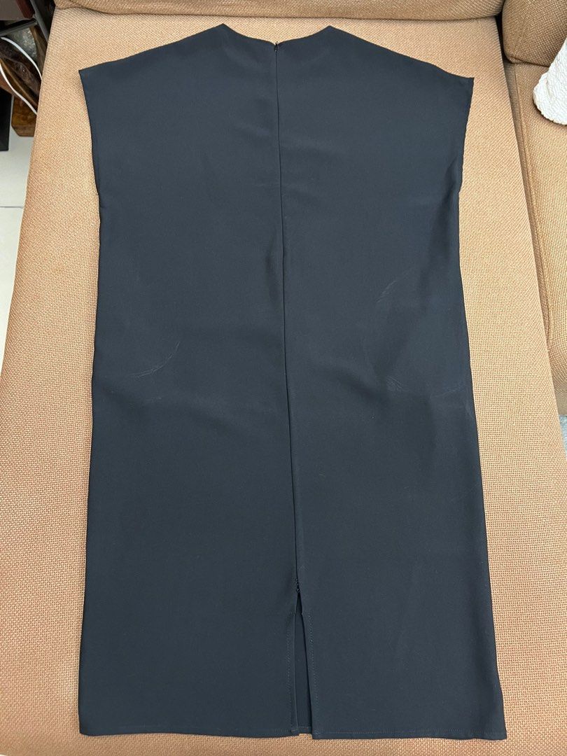 Pink Manila black shift dress (Category: Dresses) located in Pasay City. Submitted by netuy (Listing ID 1340984130, Image 2). Description: Black shift dress. Size xs. Can fit small to medium. With side pockets & back zipper. Knee length and slit at the back. .