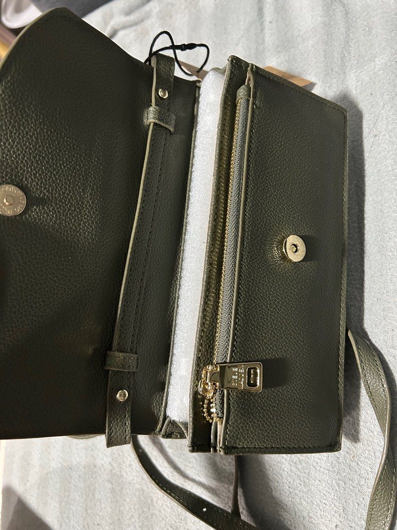 Steve Madden Top Handle Wallet/Minibag (Category: Luxury Bags & Wallets) located in Pasig City. Submitted by jansy024 (Listing ID 1341015099, Image 3). Description: Steve Madden BGIGI JUNIPER TOP HANDLE WALLET Navy green (very nice and versatile color) Minibag/Purse/Wallet with mini handle and long strap (as shoulder/body bag).
