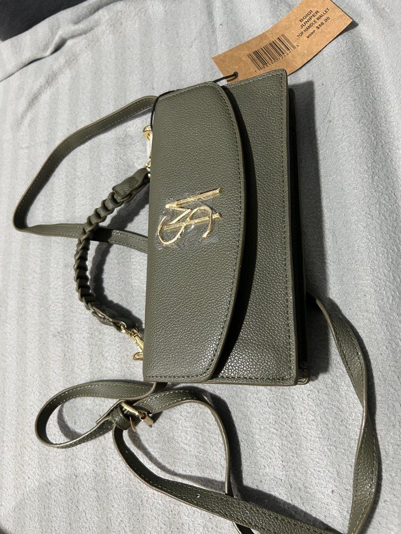 Steve Madden Top Handle Wallet/Minibag (Category: Luxury Bags & Wallets) located in Pasig City. Submitted by jansy024 (Listing ID 1341015099, Image 2). Description: Steve Madden BGIGI JUNIPER TOP HANDLE WALLET Navy green (very nice and versatile color) Minibag/Purse/Wallet with mini handle and long strap (as shoulder/body bag).