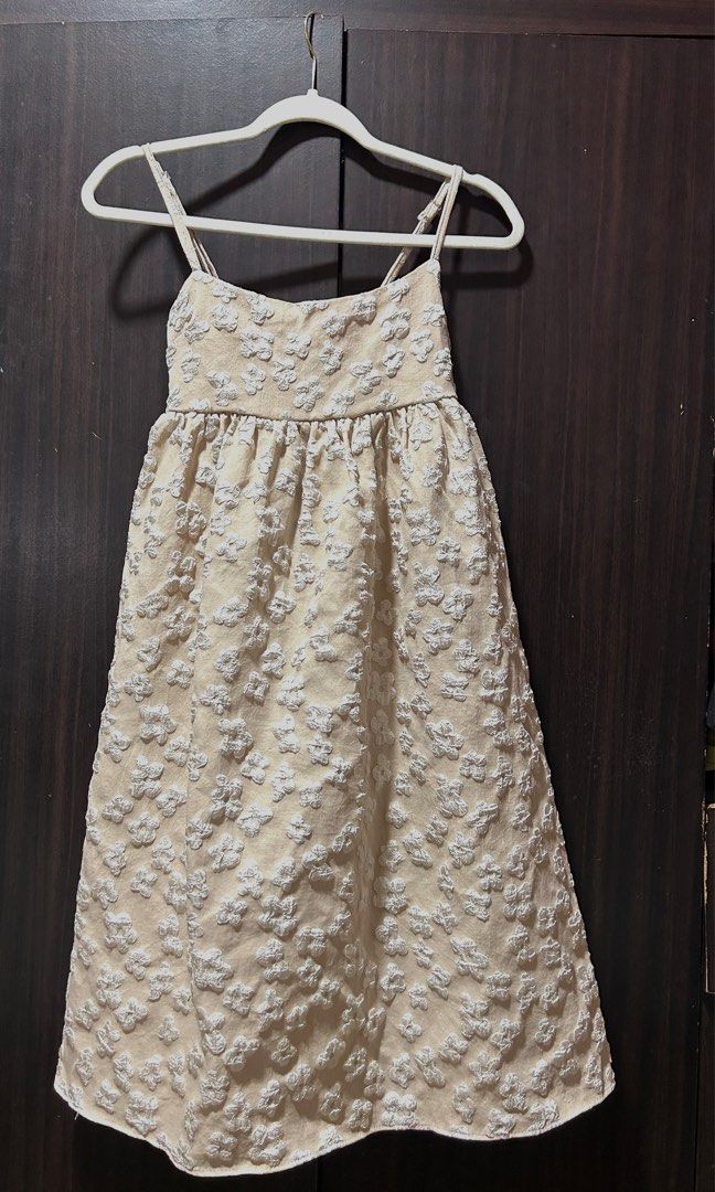 Textured flower dress in Beige (Category: Dresses) located in Manila. Submitted by haidschoo (Listing ID 1340916135, Image 1). Description: 🤎From Thailand. 🤎Use only once for photoshoot. 🤎Adjustable straps 🤎Knee length for 5'2" height 🤎Fits S to Semi Large Frame .