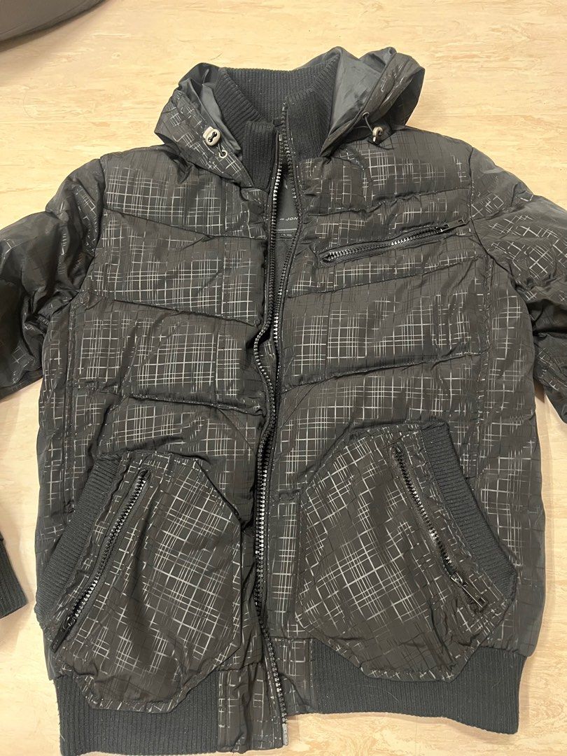 Winter jacket (Category: Coats, Jackets and Outerwear) located in Singapore. Submitted by gatsbythewestie (Listing ID 1340983876, Image 2). Description: Clearing my winter jacket because it’s small and I have grown slightly bigger. It’s a 175/98A China size I think S-M Shoulder to shoulder is 45cm Still good quality no torn or marks and no smell. Zip all working fine too. I’ve used this for winter up to -5 deg no problem Bought it at Beijing Jack