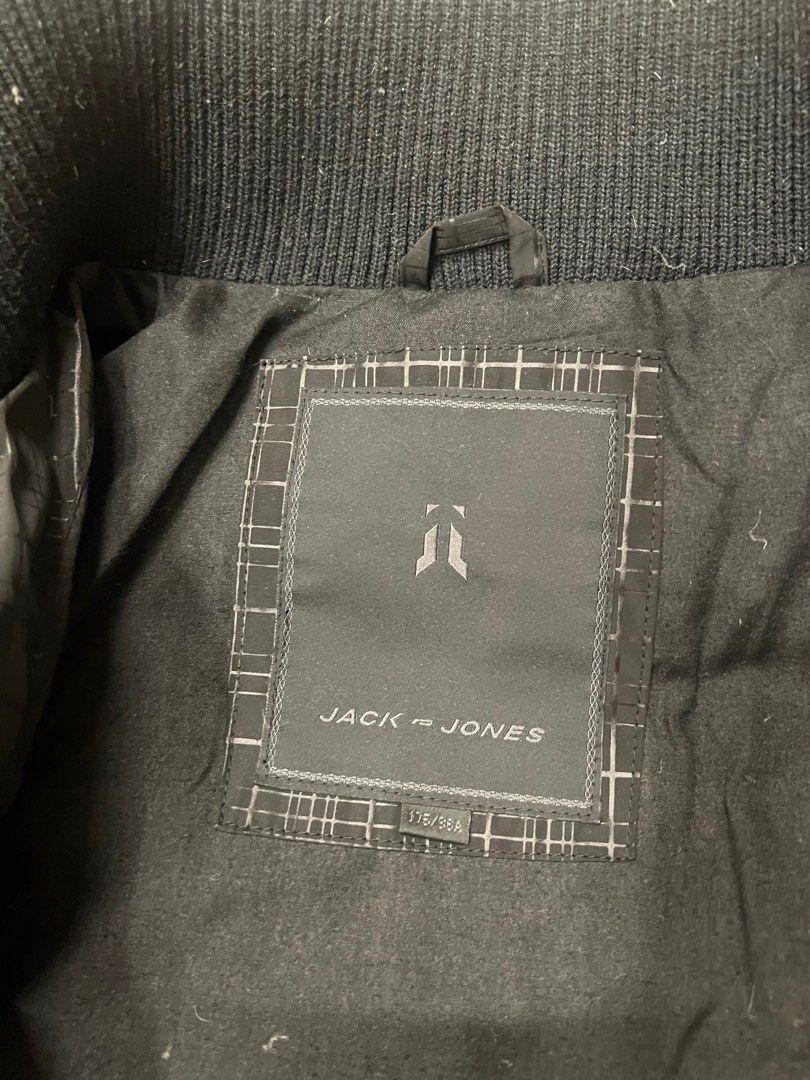 Winter jacket (Category: Coats, Jackets and Outerwear) located in Singapore. Submitted by gatsbythewestie (Listing ID 1340983876, Image 1). Description: Clearing my winter jacket because it’s small and I have grown slightly bigger. It’s a 175/98A China size I think S-M Shoulder to shoulder is 45cm Still good quality no torn or marks and no smell. Zip all working fine too. I’ve used this for winter up to -5 deg no problem Bought it at Beijing Jack