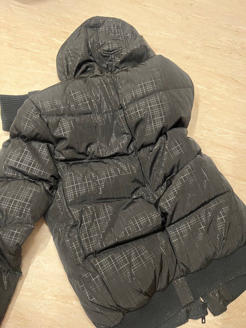 Winter jacket (Category: Coats, Jackets and Outerwear) located in Singapore. Submitted by gatsbythewestie (Listing ID 1340983876, Image 3). Description: Clearing my winter jacket because it’s small and I have grown slightly bigger. It’s a 175/98A China size I think S-M Shoulder to shoulder is 45cm Still good quality no torn or marks and no smell. Zip all working fine too. I’ve used this for winter up to -5 deg no problem Bought it at Beijing Jack