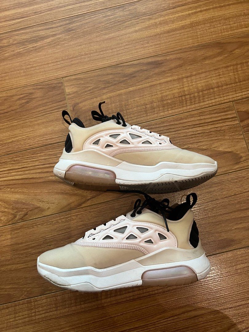Wmns Air Jordan Airmax 200 XX (Category: Sneakers) located in Makati City. Submitted by hereasysupply (Listing ID 1340913730, Image 1). Description: Color: Barely Rose Size: 6.