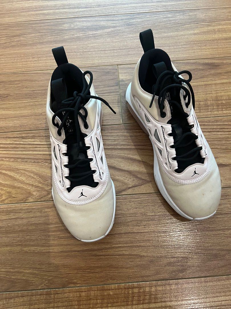 Wmns Air Jordan Airmax 200 XX (Category: Sneakers) located in Makati City. Submitted by hereasysupply (Listing ID 1340913730, Image 3). Description: Color: Barely Rose Size: 6.