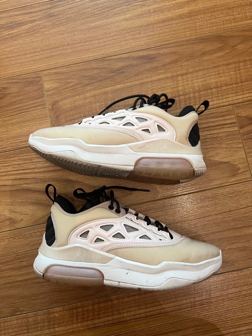 Wmns Air Jordan Airmax 200 XX (Category: Sneakers) located in Makati City. Submitted by hereasysupply (Listing ID 1340913730, Image 2). Description: Color: Barely Rose Size: 6.