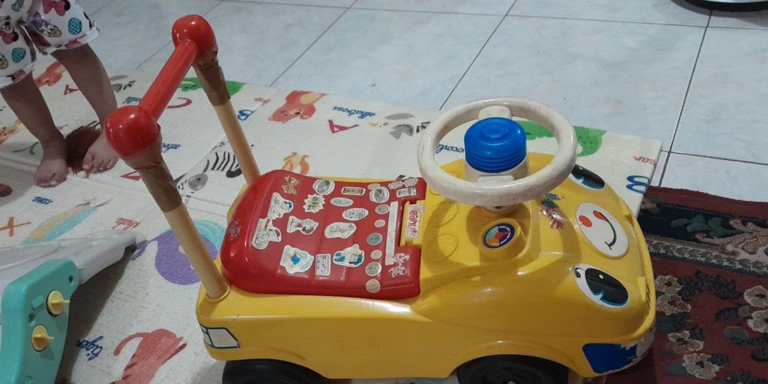 Baby push car (Category: Infant Playtime) located in Navotas City. Submitted by roxieclzb (Listing ID 1341133923, Image 2). Description: Japan Surplus push car with compartment issue:ung handle nasira na dikit lng ng duct tape but over all usable Naman..