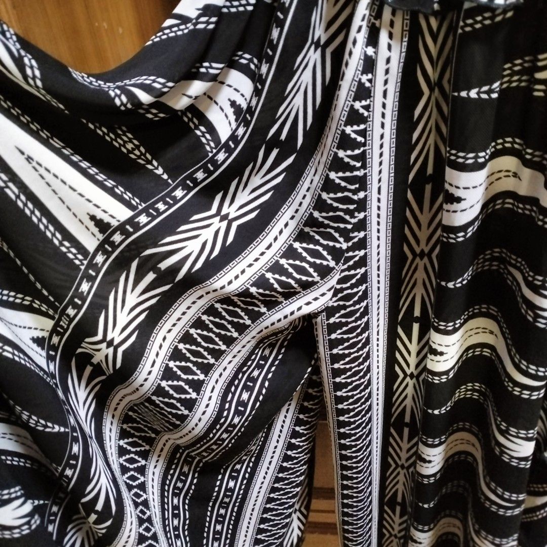 BLACK AND WHITE JUMPSUIT (Category: Jumpsuits) located in Manila. Submitted by her_itemsph (Listing ID 1341055533, Image 3). Description: ~ 👋Hi, do you wanna feel like a diva while walking at the beachfront? Well then, this jumpsuit is made exactly for that scene! Try on this and feel the beach-y vibe with a bit of drama! 😎 Brand: Genevieve Type: Jumpsuit, Flowy, Fabric is Medium-Thin, It also has some small cuts on both sides of the bottom for