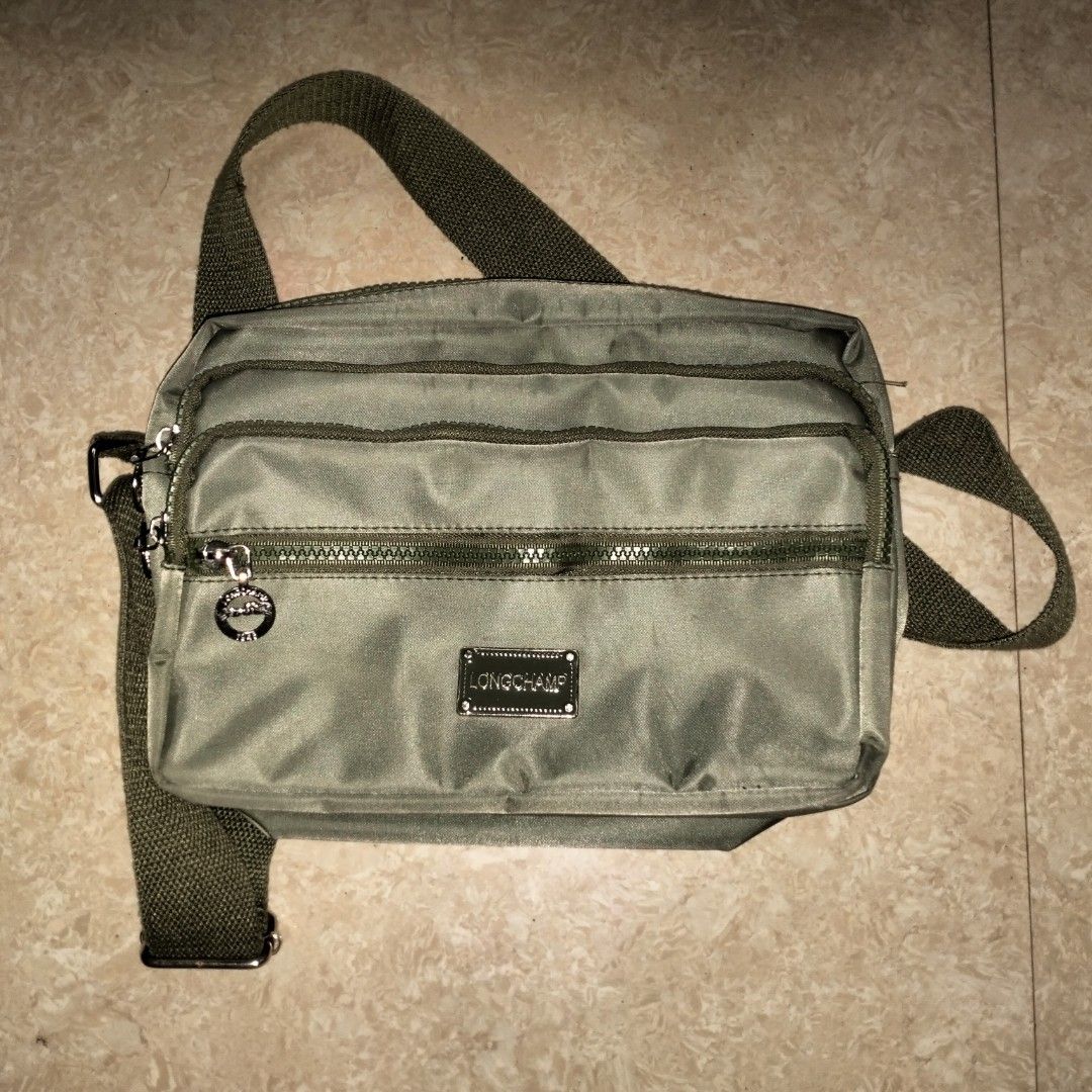 DARK GREEN BAG (Category: Sling Bags) located in Manila. Submitted by her_itemsph (Listing ID 1341057130, Image 1). Description: ~ 👋 On the run to the wet market or just going to the park for some air? Then, you need a bag for some stuff you might want to carry with you! 🛍️ Here's a simple green bag that can help you for that! Brand: Locally made Size: Small Color: Dark Green Details: Has 3 compartments, can fit a small or single-medium-sized (