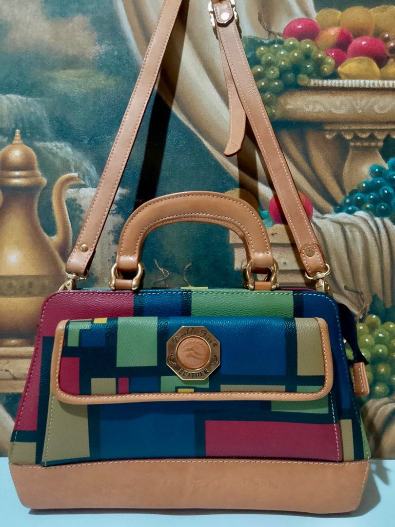 Double Fish Two Way Bag (Category: Luxury Bags & Wallets) located in Muntinlupa City. Submitted by phbudgetluxuryfinds (Listing ID 1156572437, Image 1). Description: Authentic 💯 Malinis and mabango With Sling Strap ❤️ Expandable - very roomy ✅See last photo for minor signs of wear Wala pong mapuputol na leather kase naka stitch po sya. Overall very good condition .