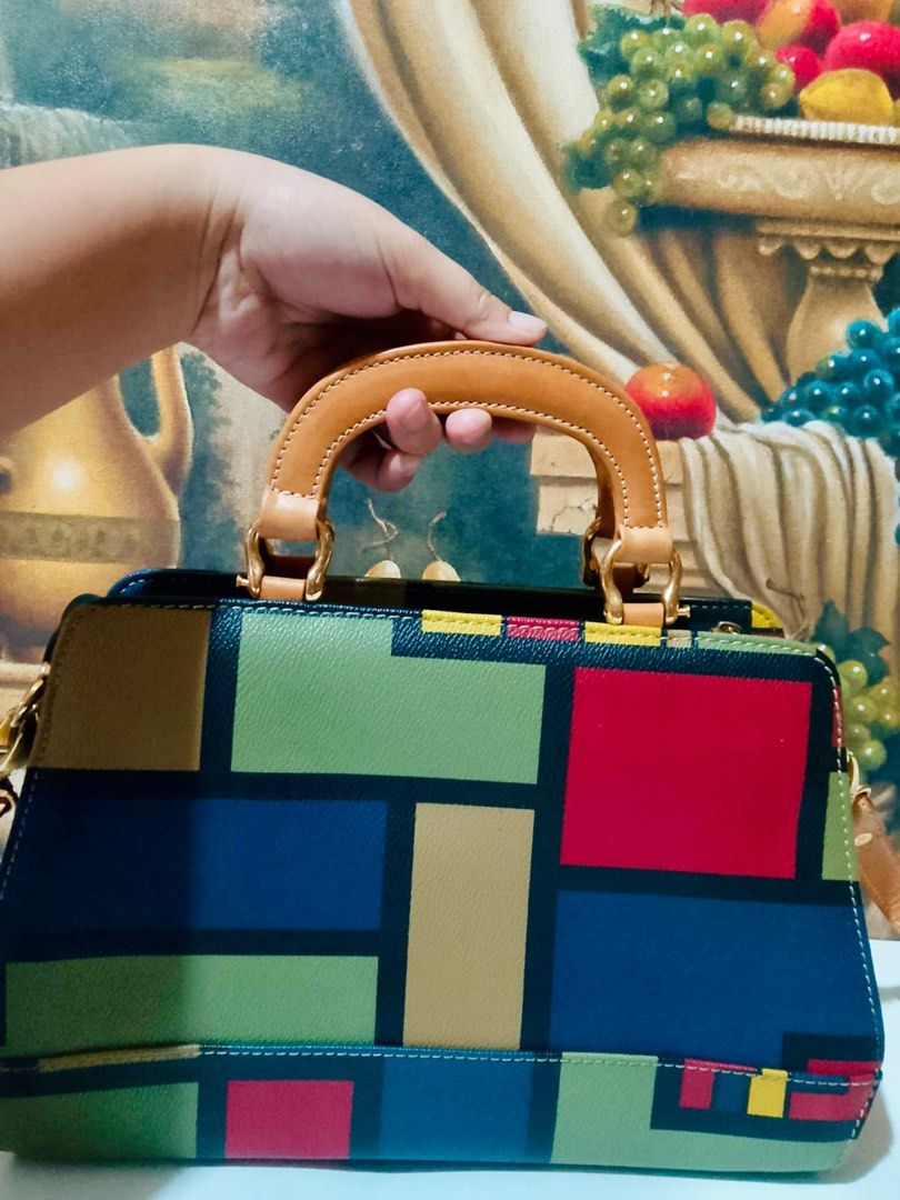 Double Fish Two Way Bag (Category: Luxury Bags & Wallets) located in Muntinlupa City. Submitted by phbudgetluxuryfinds (Listing ID 1156572437, Image 2). Description: Authentic 💯 Malinis and mabango With Sling Strap ❤️ Expandable - very roomy ✅See last photo for minor signs of wear Wala pong mapuputol na leather kase naka stitch po sya. Overall very good condition .